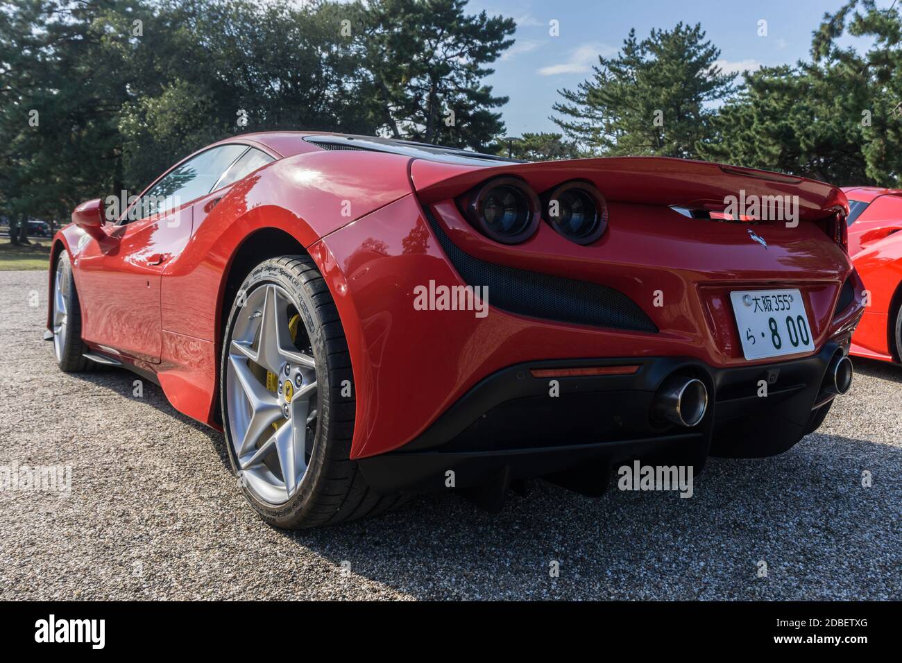 Rückansicht eines rosso Red Ferrari F8 Tributo in der Herbstsonne in Nara, Japan Stockfoto