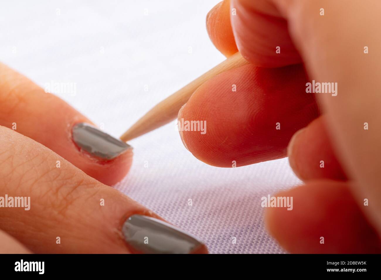 Maniküre Hände arbeiten mit Vorräten und Werkzeugen Stockfoto