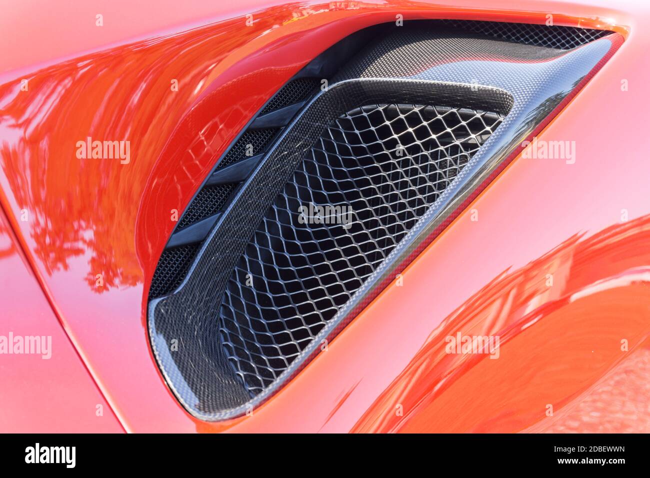 Einlassdetail auf der Seite eines rosso corsa Ferrari 488 V8-Sportwagen Stockfoto