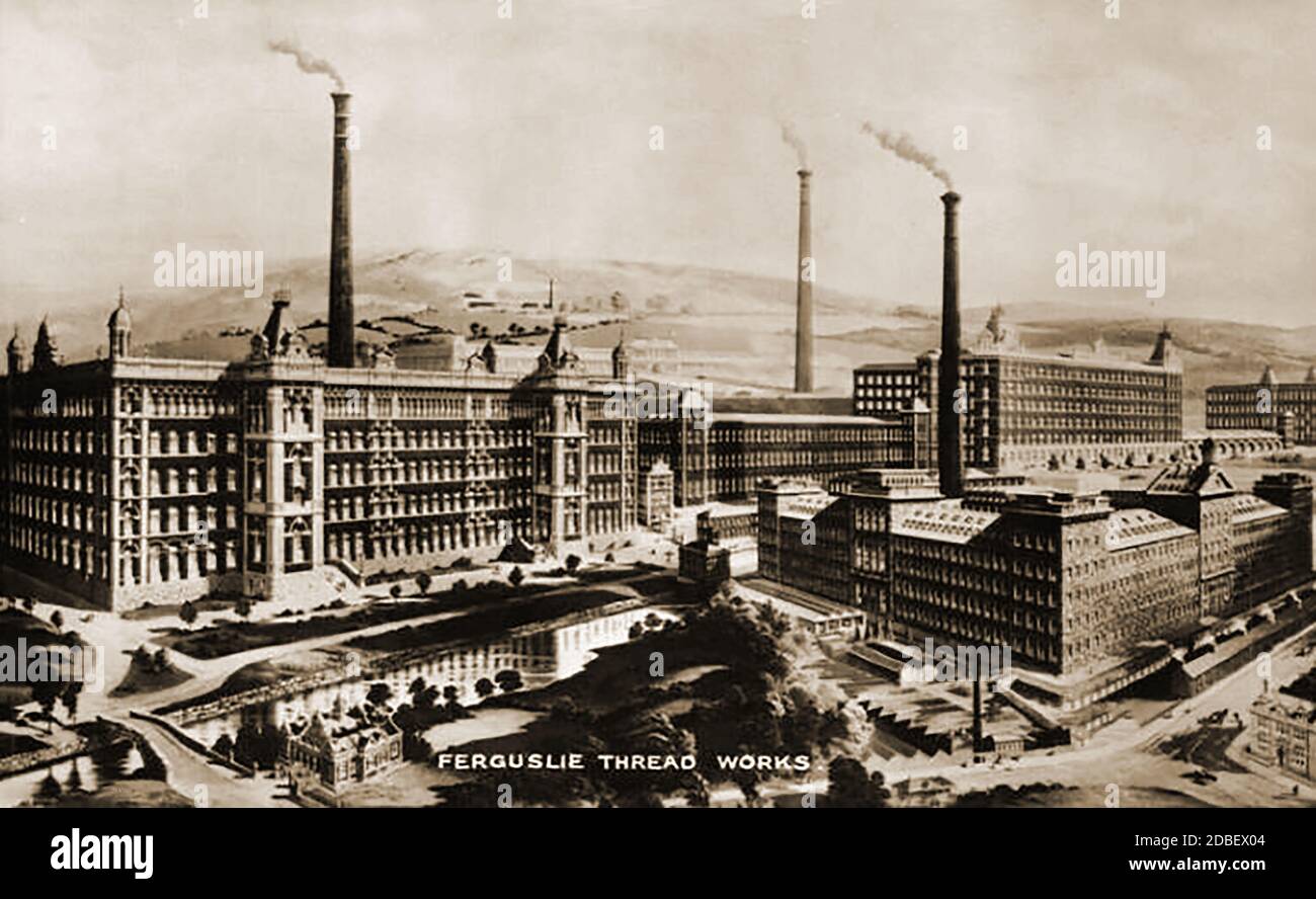 Ein ca. 1910 werbebildertes Postkartenbild der Ferguslie Fadenfabrik in Paisley, Renfrewshire,Scotland.jpg - die Fabrik war so groß, dass sie eine eigene Feuerwache und Feuerwehrleute hatte, die in der Nähe der Mühlen lebten. 1755 begannen James und Patrick Clark ein Webmaschinen- und Seidengarngeschäft in Paisley, Schottland. 1806 erfand Patrick eine Methode, Baumwolle als Ersatz für unatable Seide durch die französische Blockade Großbritanniens zu verdrehen. Die Coates Mühle wurde 1826 von James Coats als Baumwollgarnfabrik gegründet und entwickelte sich zu den vielleicht größten Garnmühlen der Welt. Stockfoto