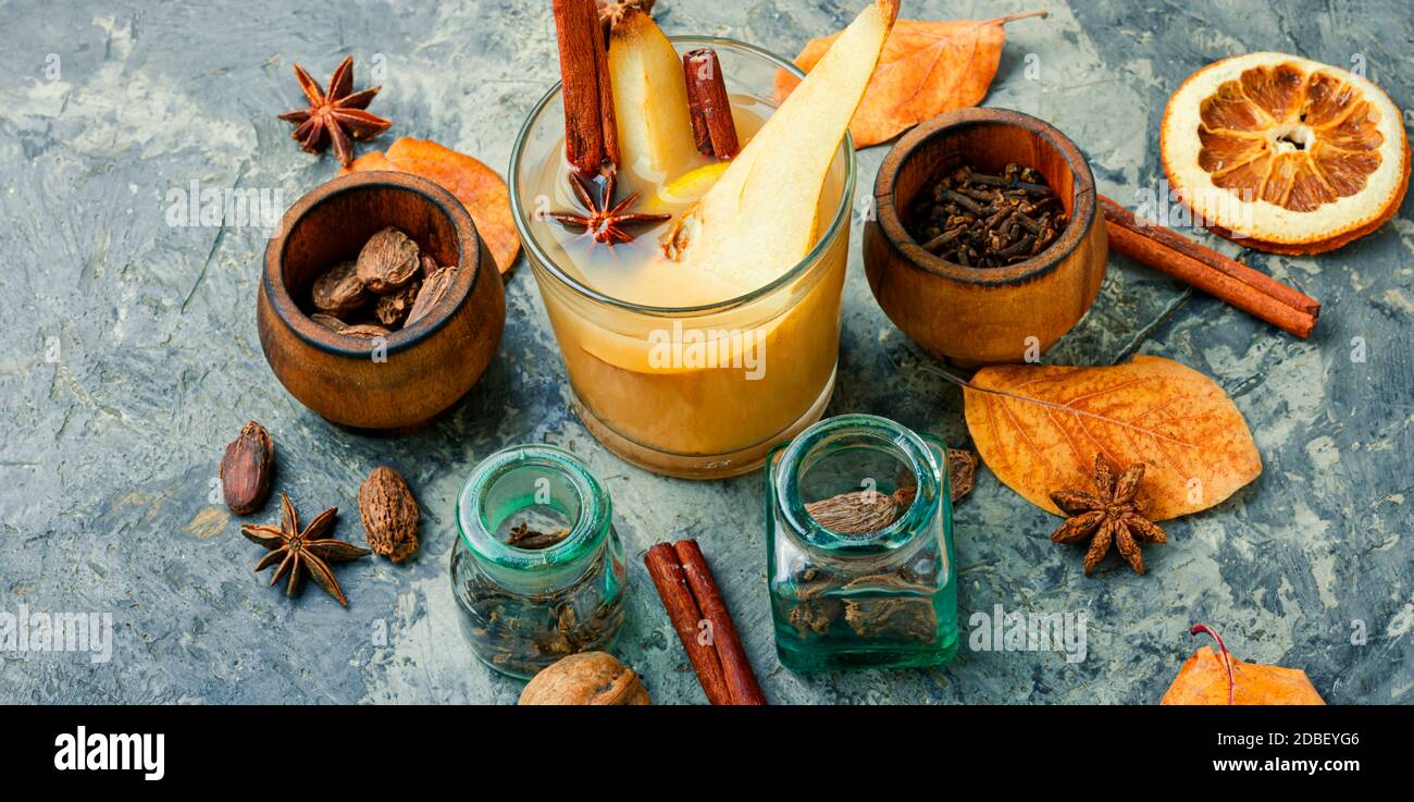 Traditioneller Glühwein im Herbst. Warmer Birnwein mit würzigen Gewürzen. Stockfoto