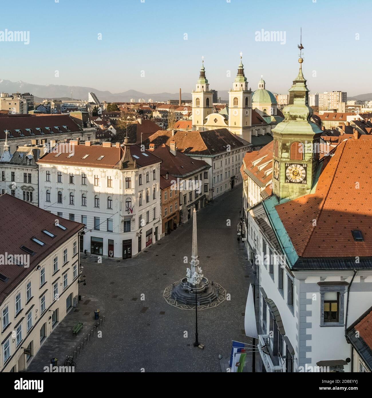 Panorama-Luftaufnahme des Stadtplatzes in Ljubljana, Hauptstadt von Slowenien, bei Sonnenuntergang. Leere Straßen der slowenischen Hauptstadt während Corona Virus Pandemie SoC Stockfoto