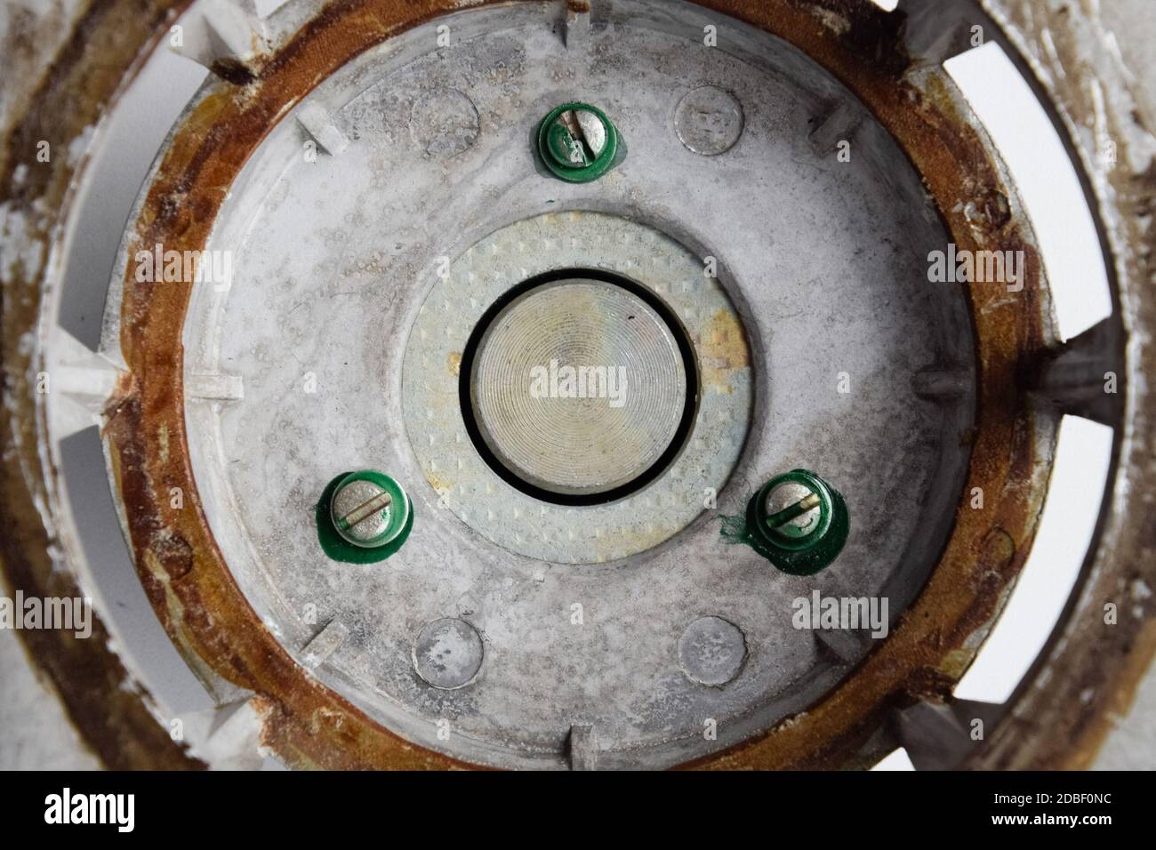 Das Magnetsystem des sowjetischen Lautsprechers 20gds-3. Zerlegter Mitteltöner. Stockfoto