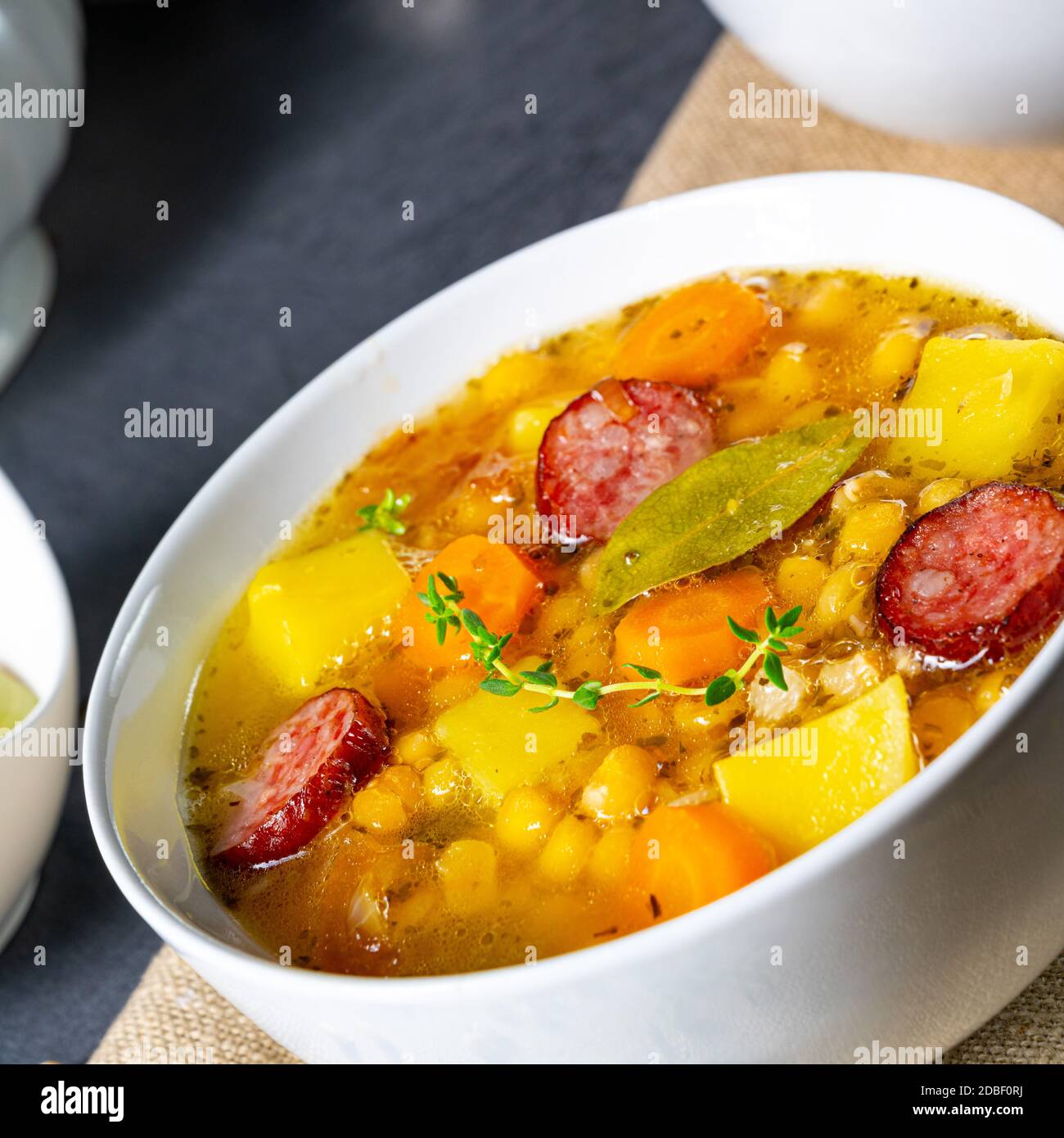 Erbsen Und Möhren Nach Omas Rezept Herzhafte Erbsensuppe nach Omas rezept Stockfotografie - Alamy