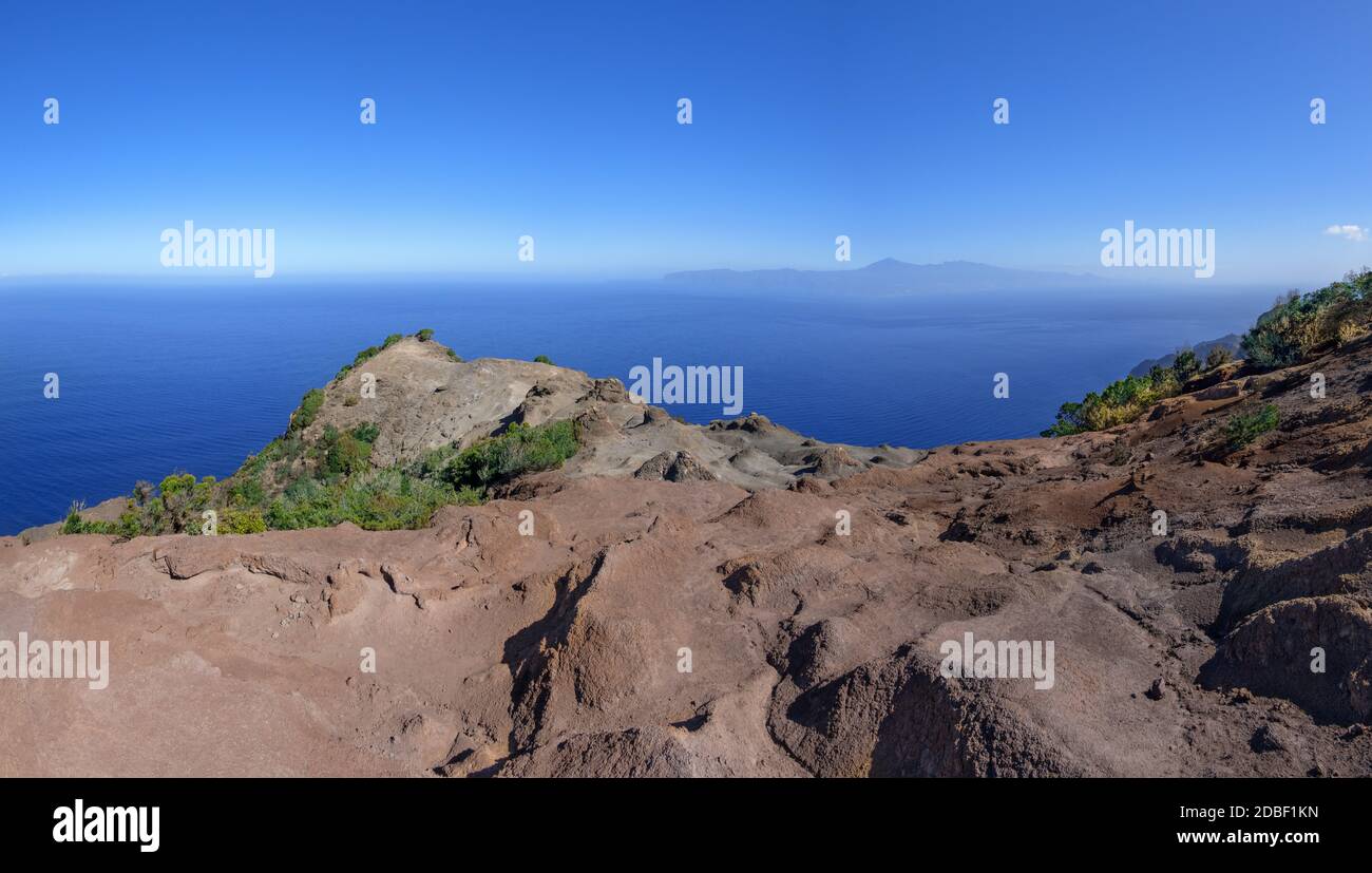 La Gomera - Erosionslandschaft im Norden mit Blick auf Teneriffa Stockfoto