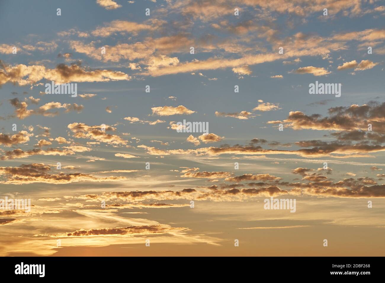 Untergehende Sonne im bewölkten Himmel Stockfoto