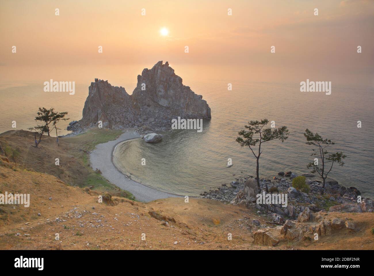 Der Baikalsee, Blick auf Kap Burchan und Schamanen Rock, Olchon. Stockfoto