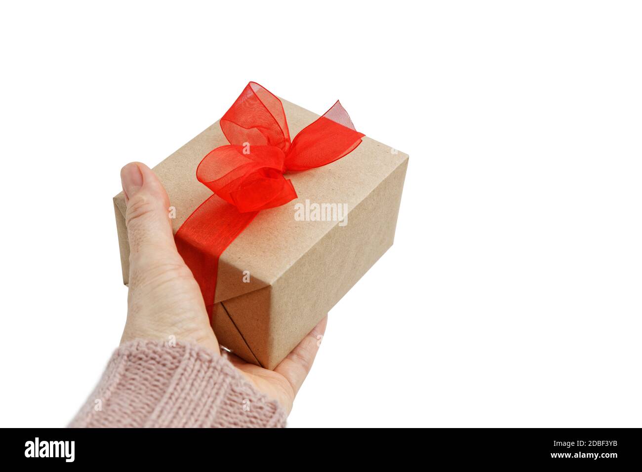 Frau Hände halten Geschenkbox in Kraftpapier mit verpackt Rote Schleife isoliert auf weißem Hintergrund Stockfoto