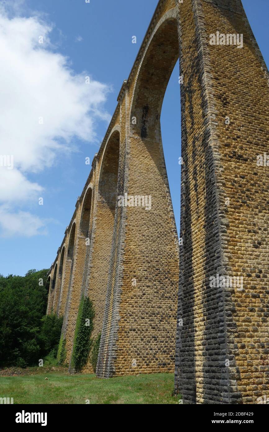 Viadukt der Eisenbahnlinie von Souillac nach Viescamp sous JallÃ¨s in Frankreich Stockfoto