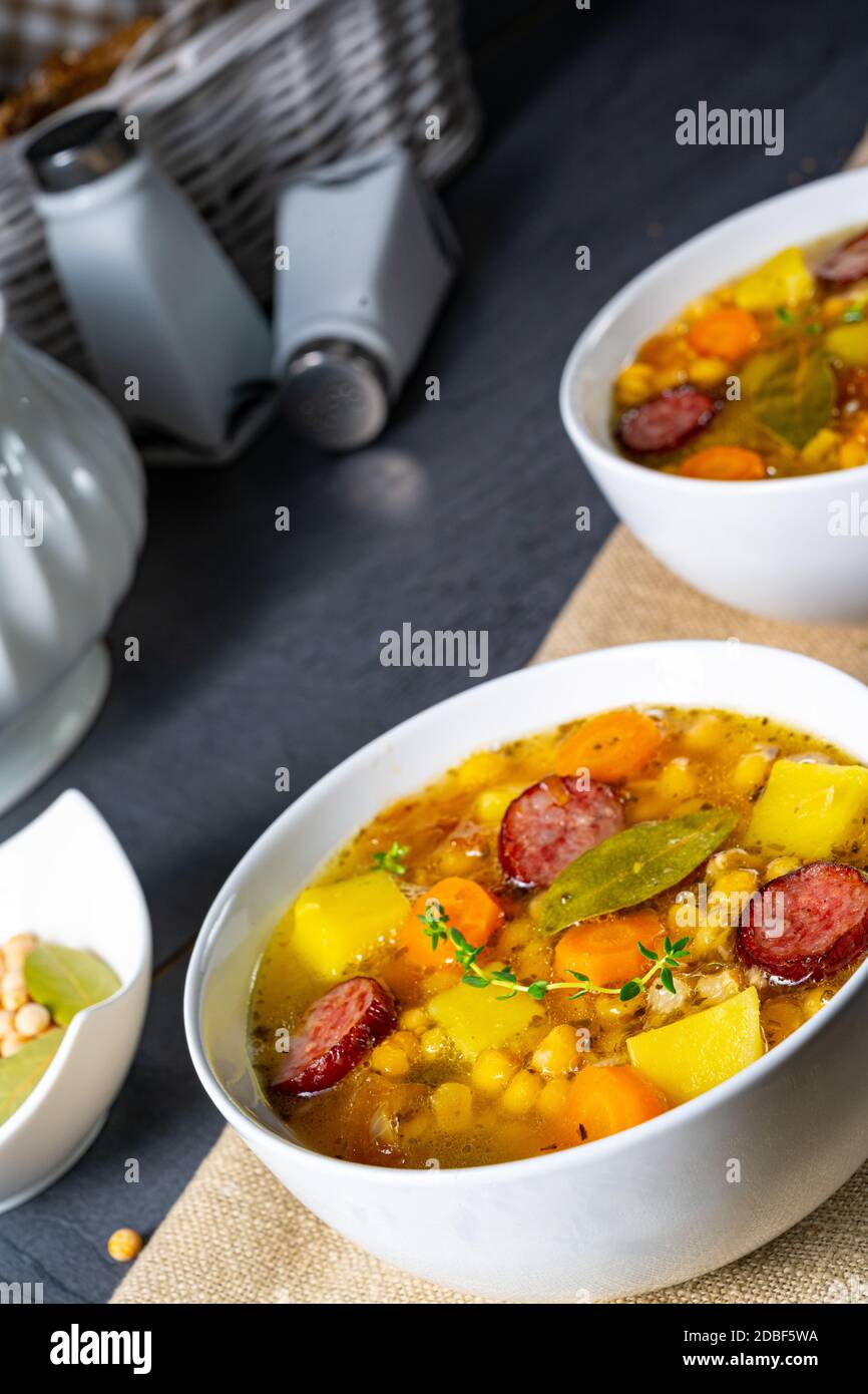 Herzhafte Erbsensuppe nach Omas rezept Stockfotografie - Alamy