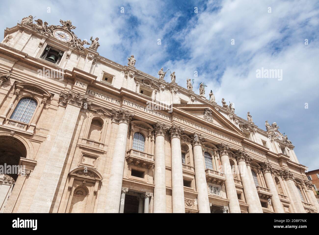 Renaissance-Fassade des päpstlichen Petersdoms im Vatikan (Petersdom), eine wichtige Touristenattraktion in Rom, Italien Stockfoto