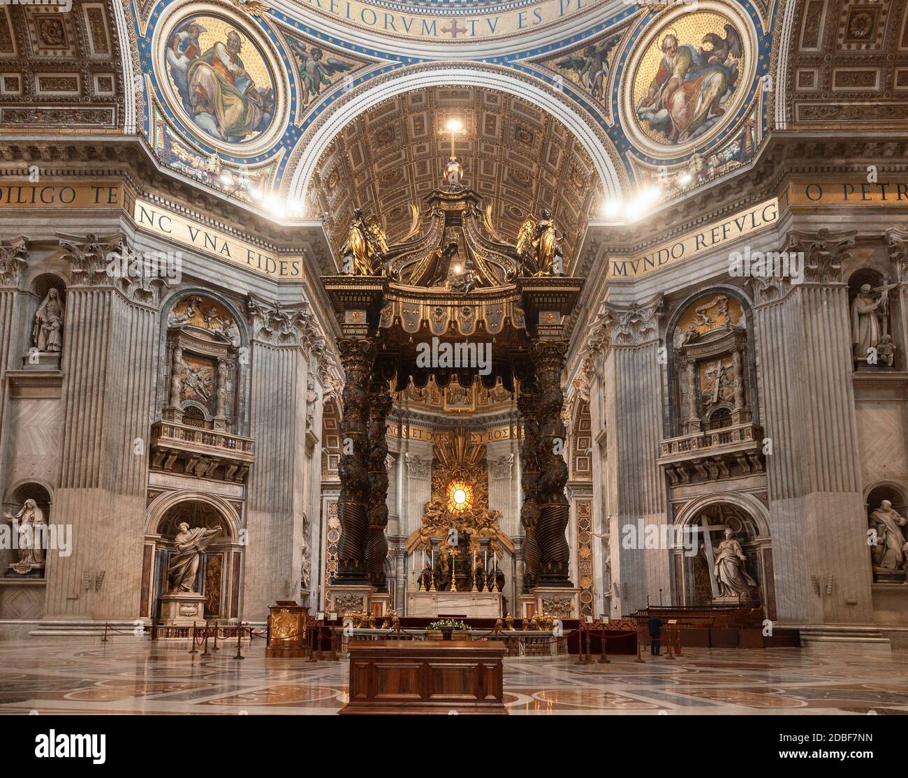 Das Innere der päpstlichen Basilika St. Peter im Vatikan (Petersdom), eine wichtige Touristenattraktion in Rom, Italien Stockfoto