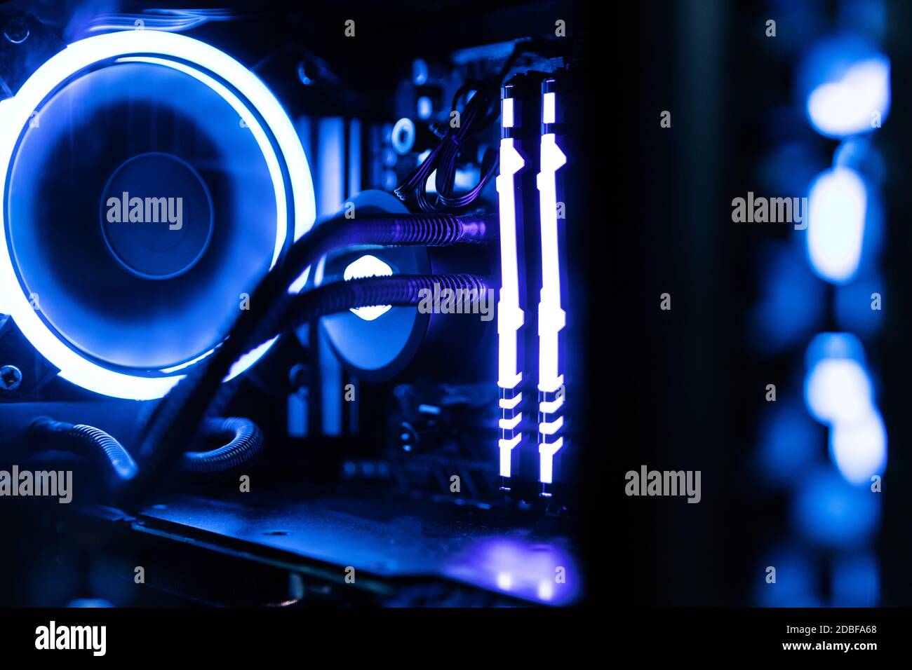 Desktop-Computergehäuse mit rgb LED-Beleuchtung Stockfotografie - Alamy