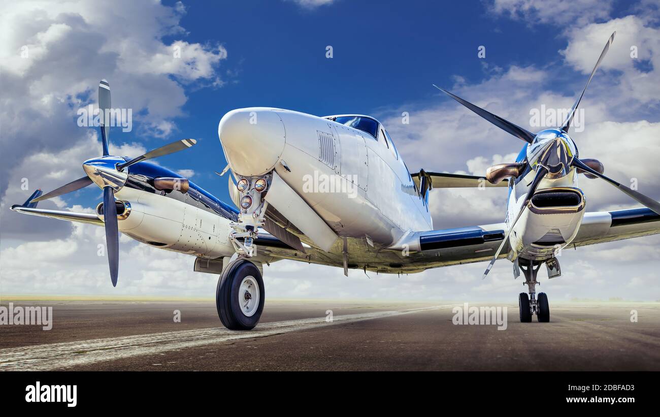 Sportflugzeug auf einer Landebahn wartet auf Start Stockfoto