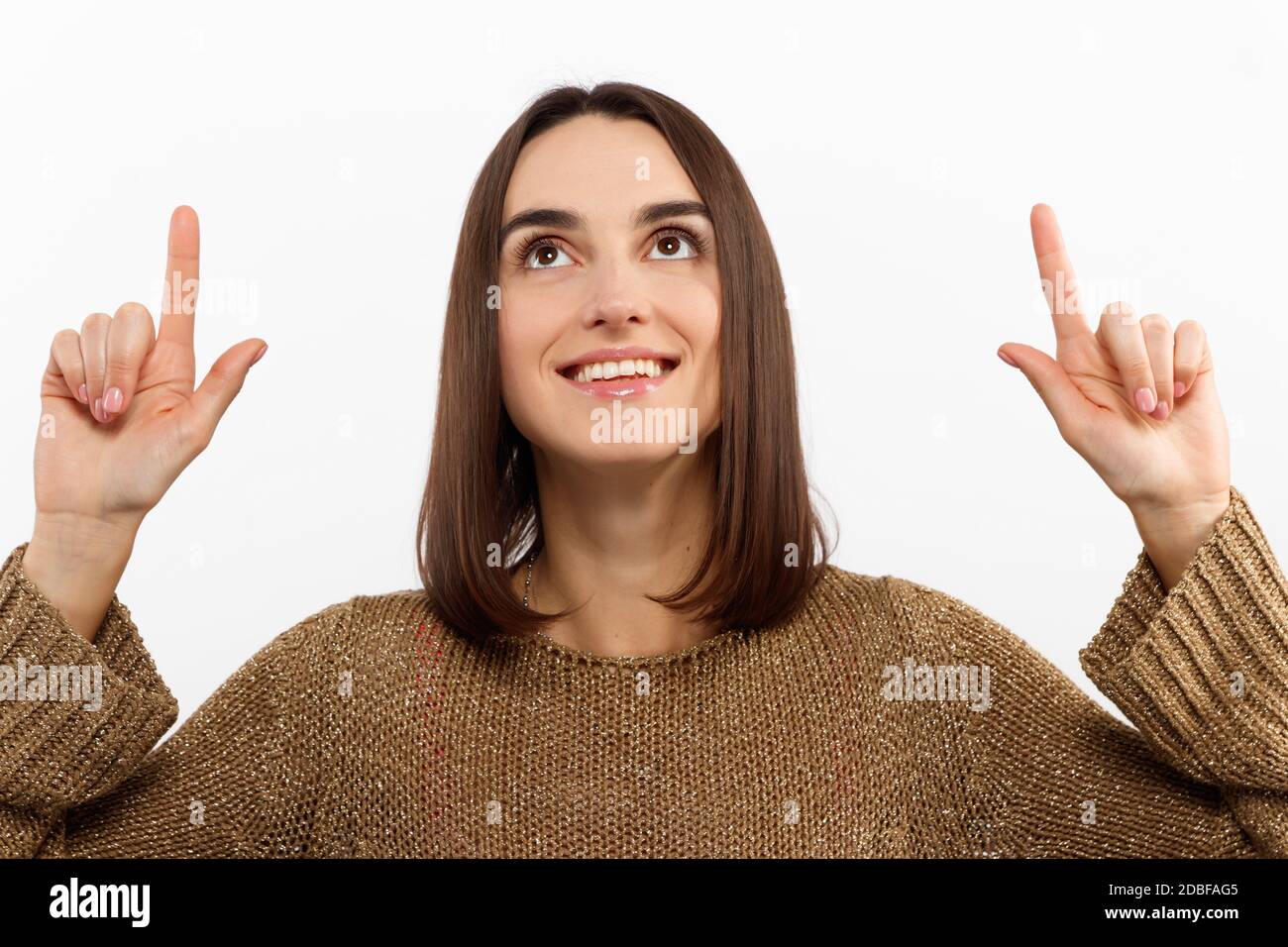 Nahaufnahme Porträt hübsche junge Frau zeigt mit zwei Fingern, Blick auf die Kamera , isoliert auf weißem Hintergrund Stockfoto