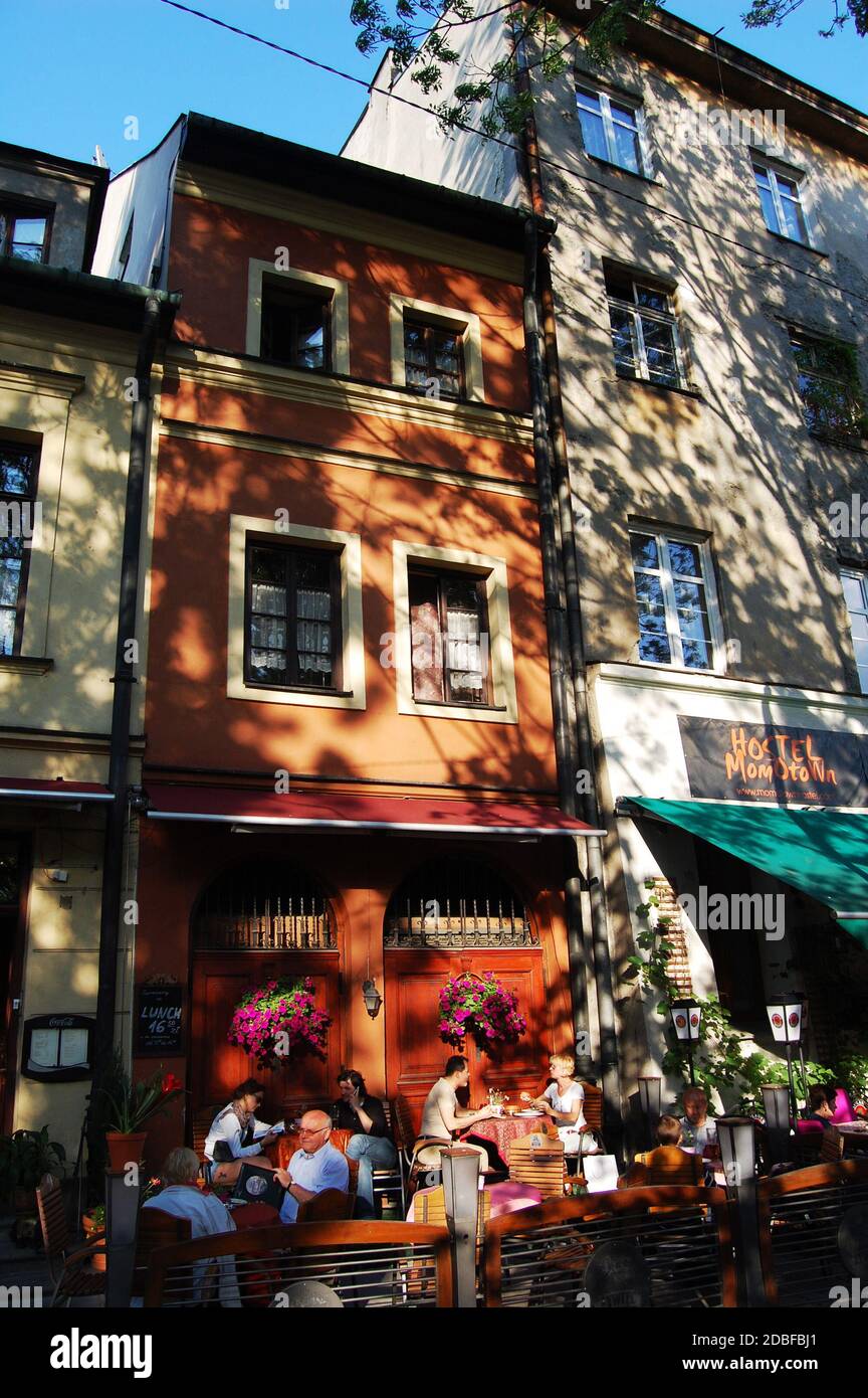 Schatten von Bäumen auf Gebäuden in Kazimierz, Krakau, Polen Stockfoto