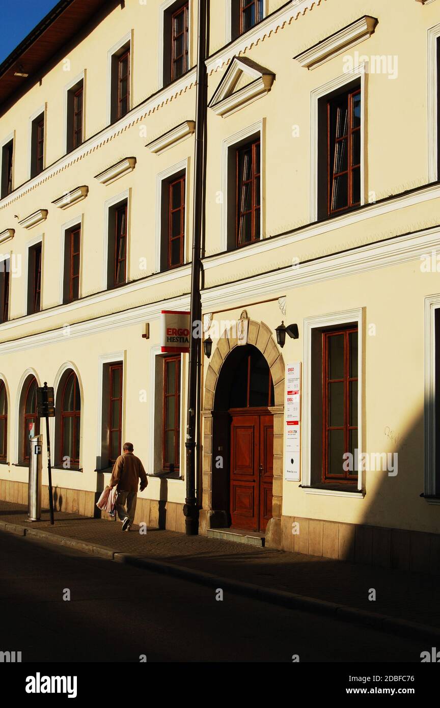 Mann, der in Krakau, Polen, eine sonnige Straße entlang läuft Stockfoto