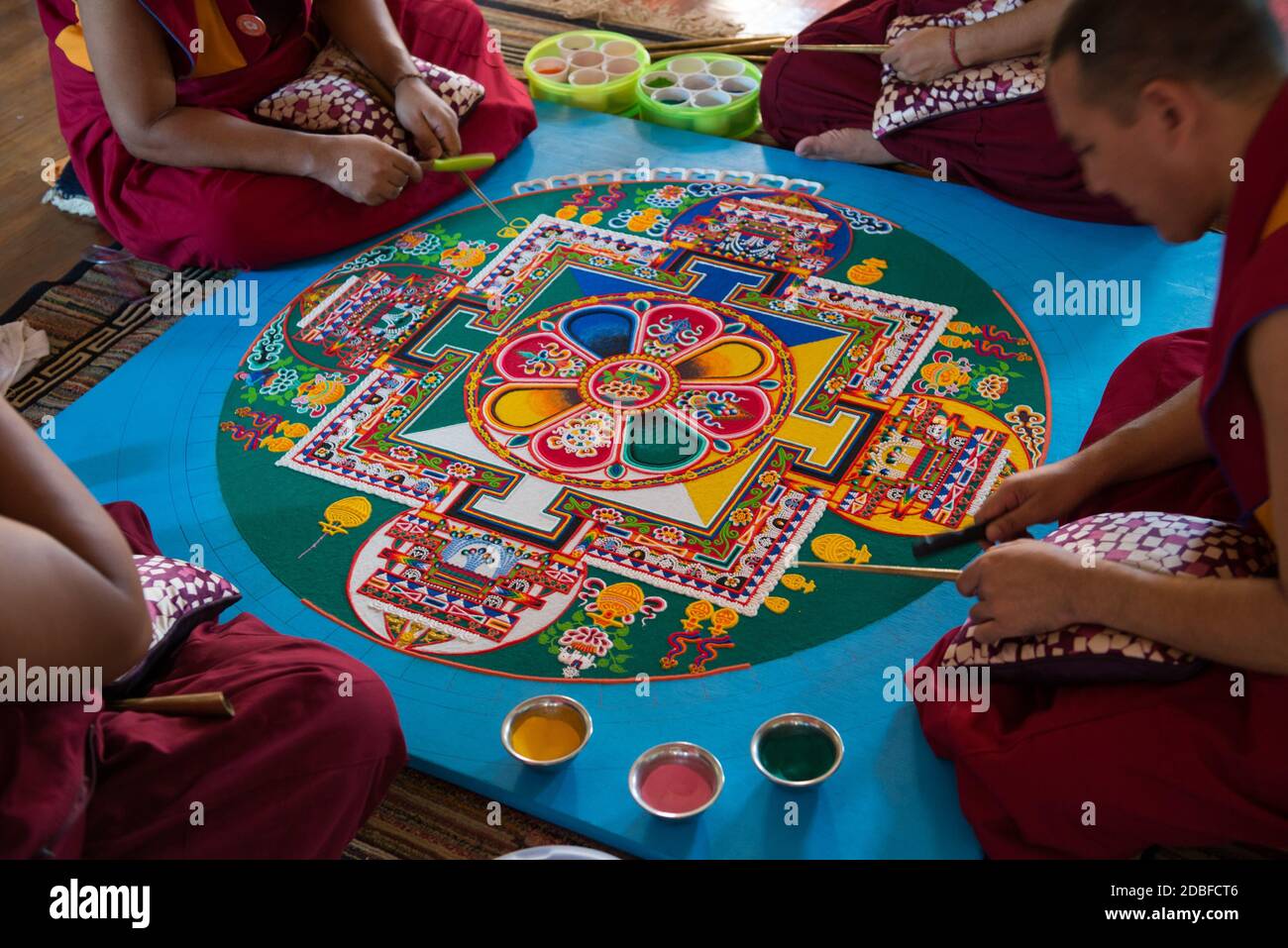 Auroville, Indien - Februar 2019: 4 Mönche des Tashi Lumpo Klosters in Tibet erschaffen das Mandala des Mitgefühls in Auroville. Stockfoto