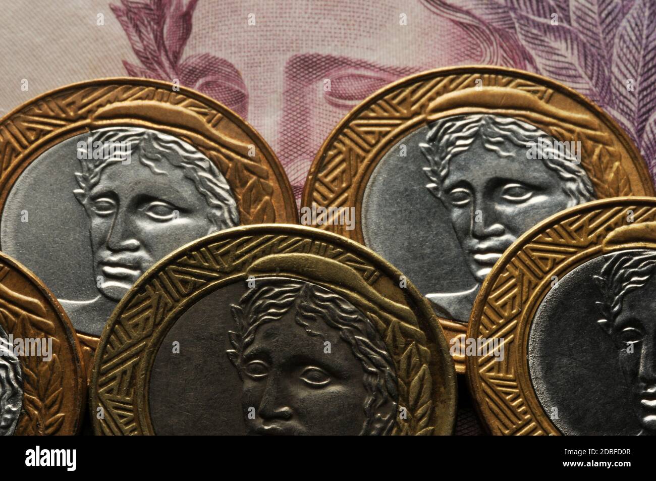 Nahaufnahme der brasilianischen Banknoten und Münzen Stockfoto