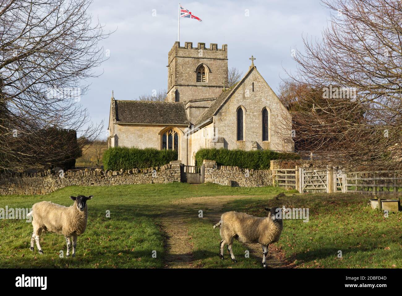 Beulah gesprenkelt Gesicht Schafe und Kirche in den cotswolds Stockfoto