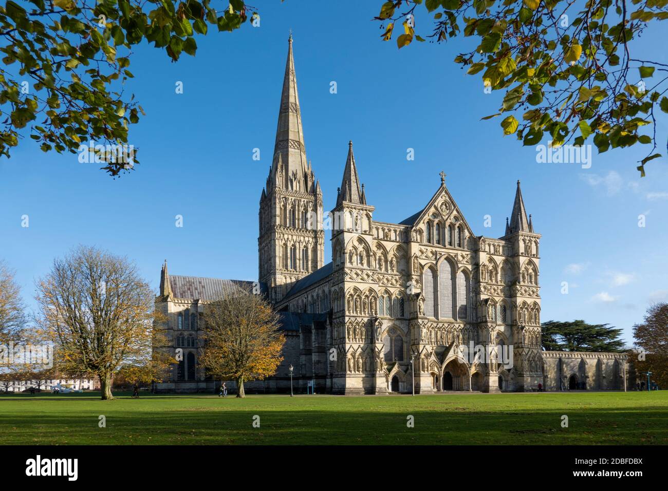 Westfront der Kathedrale von Salisbury im nachmittäglichen Herbstsonnenlicht, Salisbury, Wiltshire, England, Großbritannien, Europa Stockfoto