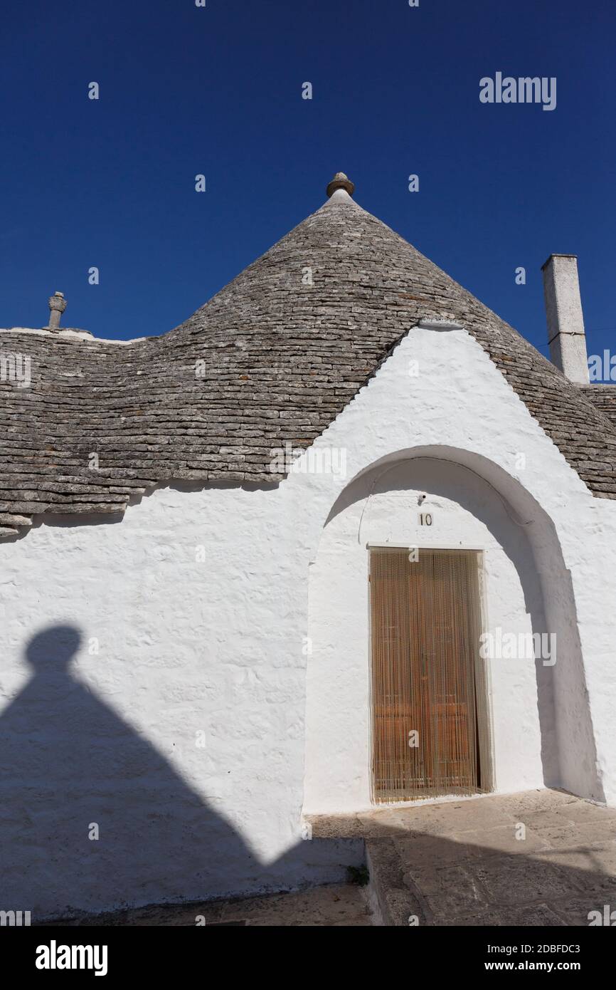 Trullo mit Schatten eines Trullo-Daches an der Seite, Alberobello, Apulien, Italien Stockfoto