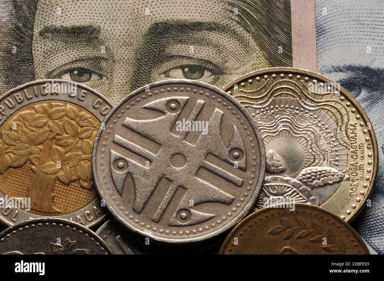 Nahaufnahme kolumbianischer Banknoten und Münzen Stockfoto