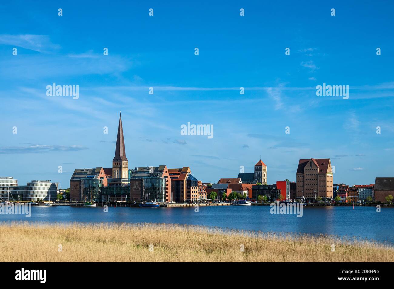 Blick über die Warnow zur hansestadt Rostock. Stockfoto