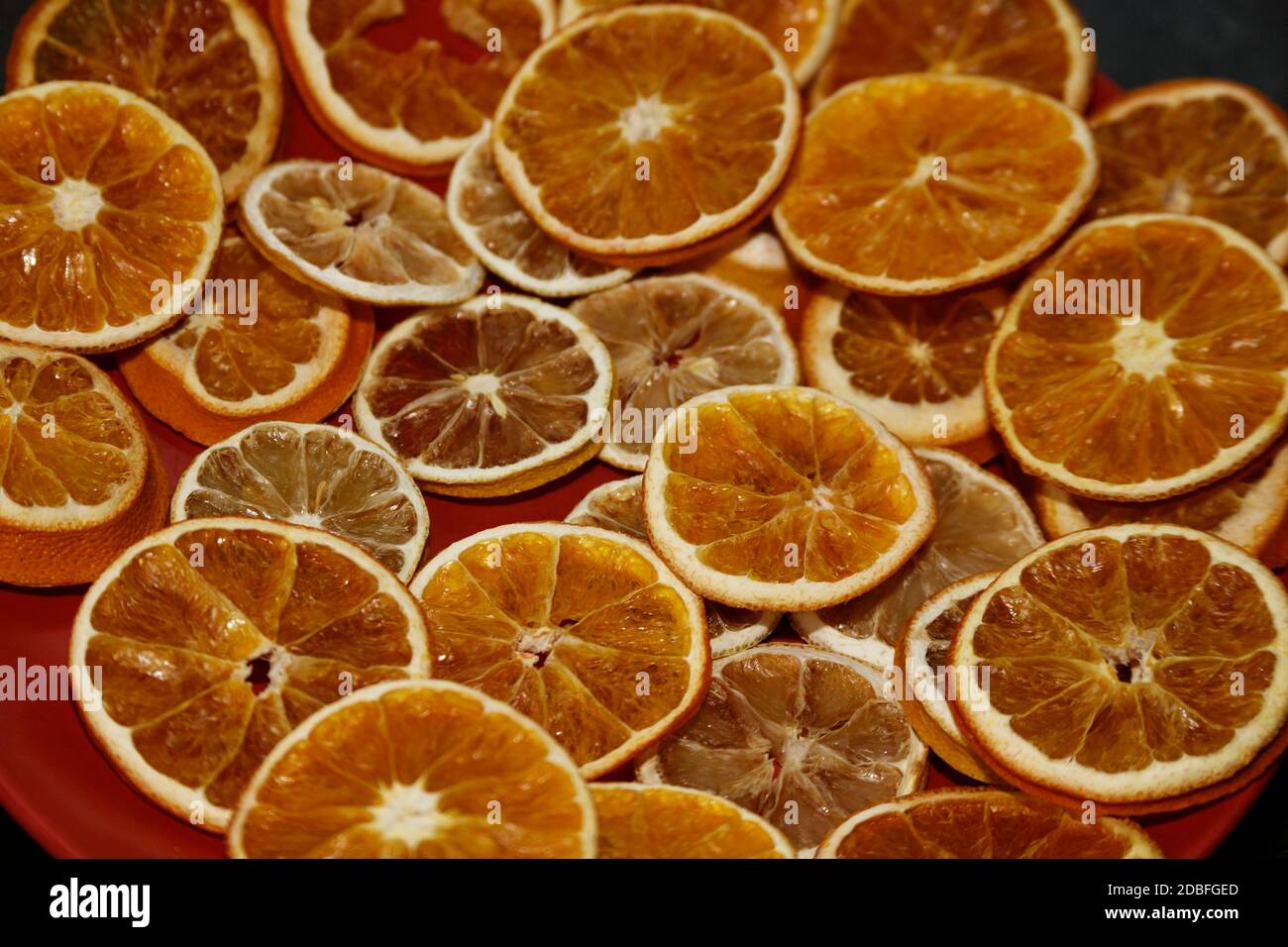 Viele getrocknete Orangenscheiben übereinander Stockfoto