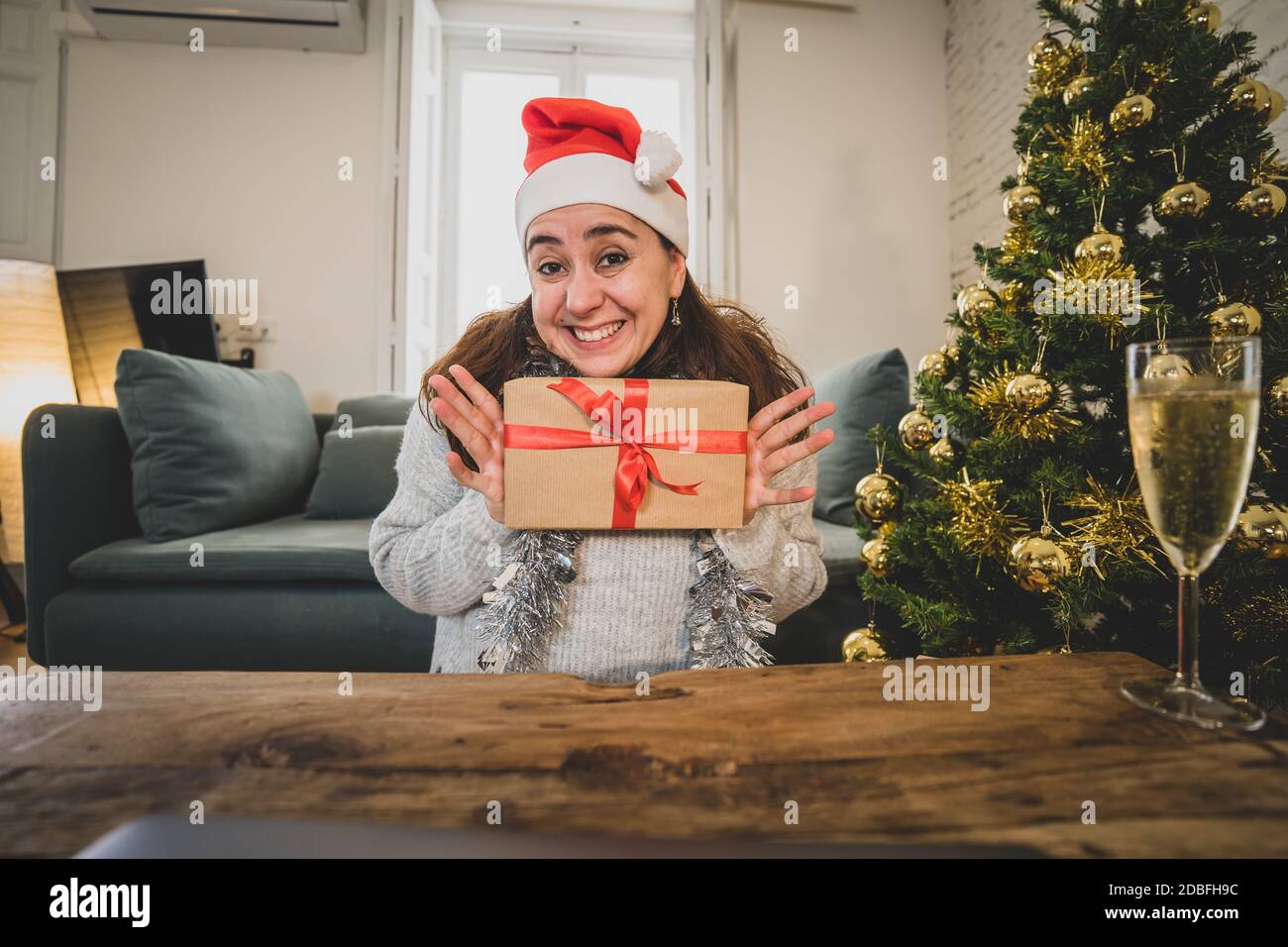 Glückliche Frau allein im Lockdown feiern virtuelle weihnachten Video anrufen Familie und Freund. Virtuelle Feiertagstreffen online wegen Coronavirus quara Stockfoto