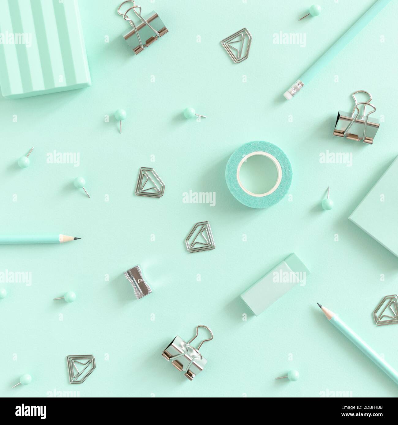 Muster aus Mint-Papeterie auf Mint-Hintergrund Stockfoto