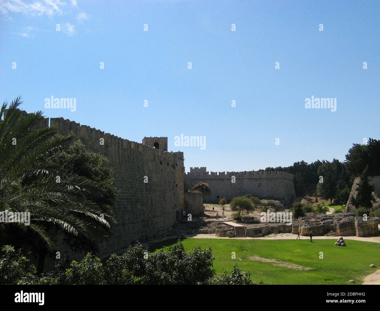 Ummauerte Befestigungsanlagen um die St. Georges Bastion beim Großmeister Palast von Rhodos Stockfoto