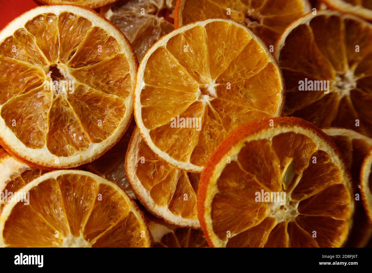 Viele getrocknete Orangenscheiben übereinander Stockfoto