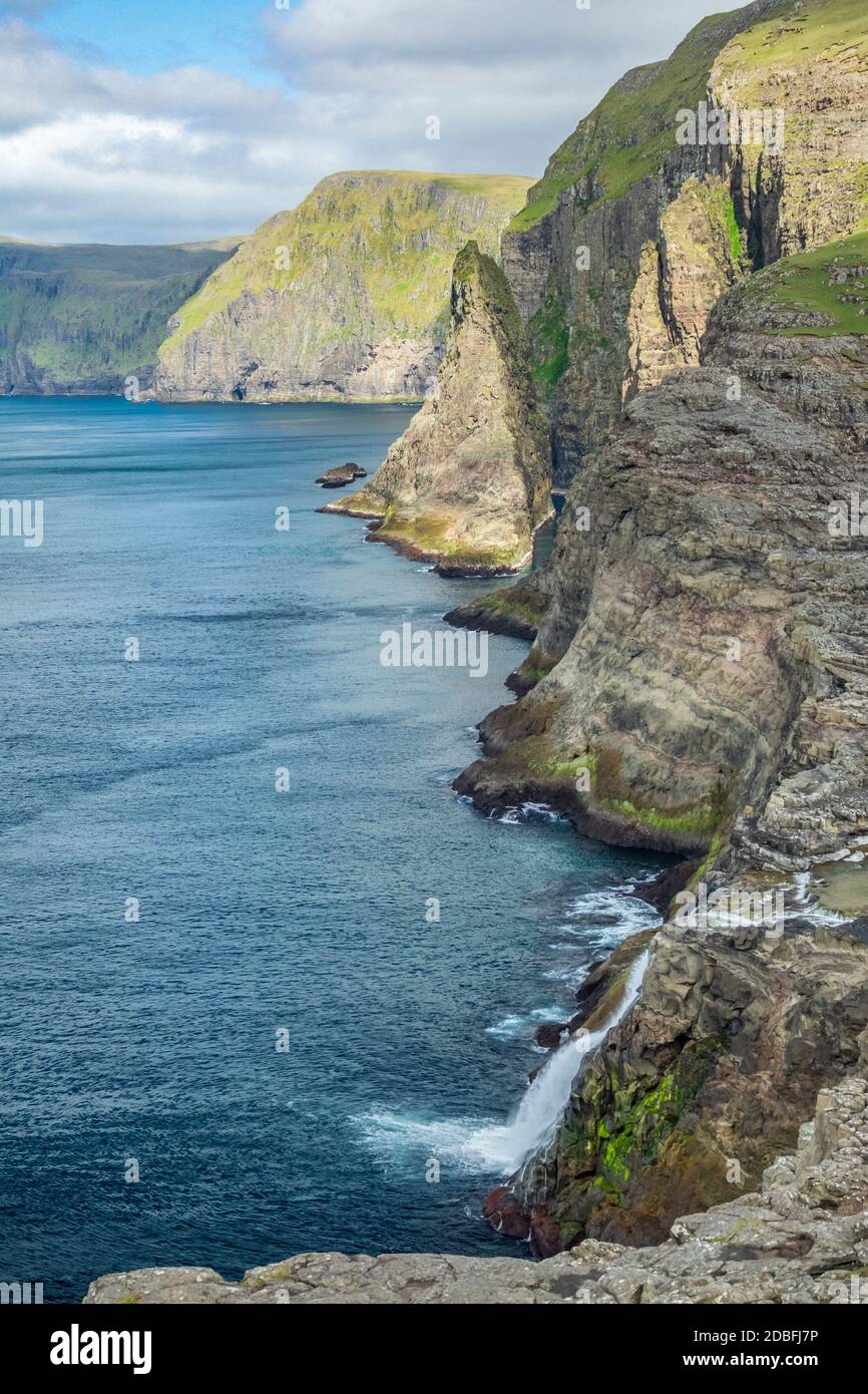 Bosdalafossur Wasserfall vertikale Zusammensetzung in Färöer-Inseln Stockfoto