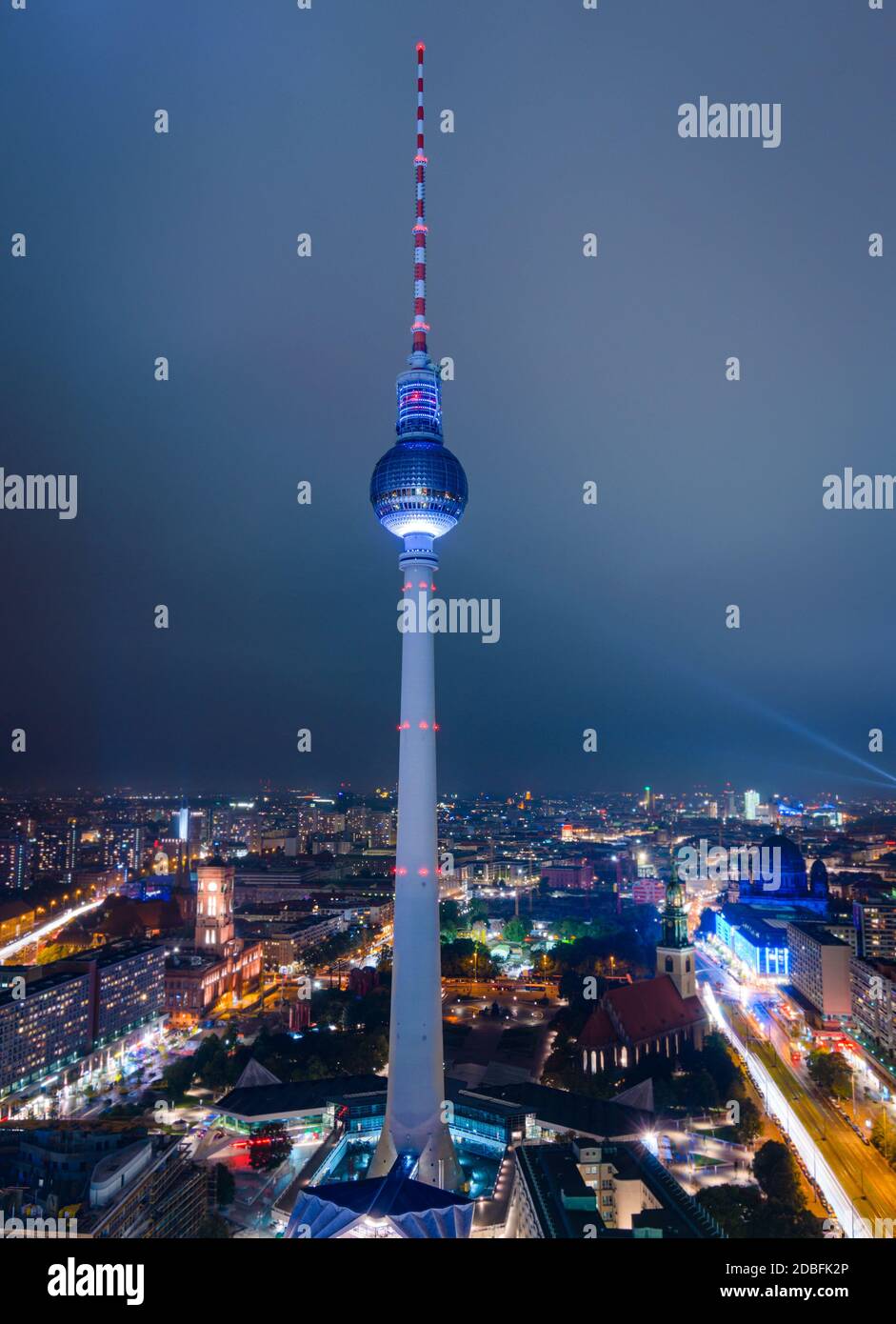 Berlin, Deutschland - 5 Okt 2013 der Fernsehturm, ein berühmtes Berliner Wahrzeichen, wird während des Light Fest 2013 bei Nacht in Berlin beleuchtet Stockfoto