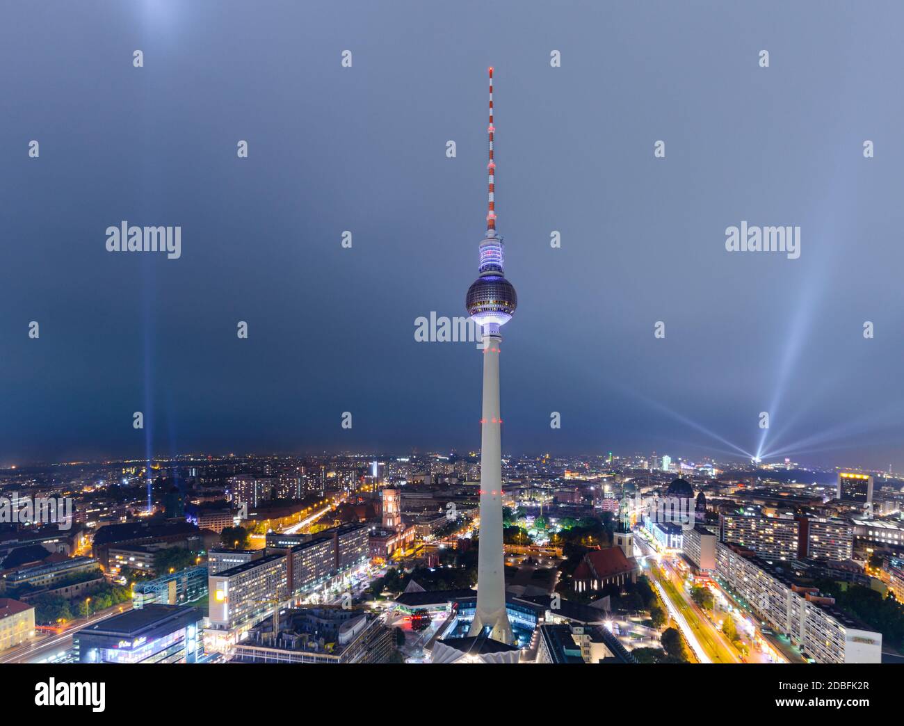 Berlin, Deutschland - 5. Oktober 2013: Der Fernsehturm, ein berühmtes Berliner Wahrzeichen, wird während des Light Fest 2013 bei Nacht in Berlin beleuchtet Stockfoto