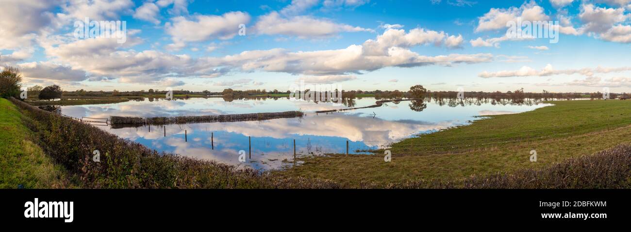 Panoramablick auf überschwemmtes Ackerland in North Yorkshire, Großbritannien Stockfoto