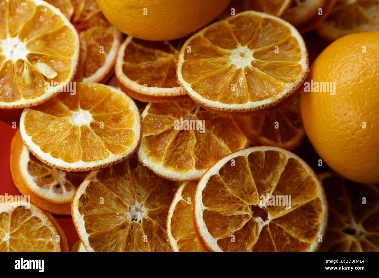 Viele getrocknete Orangenscheiben übereinander Stockfoto