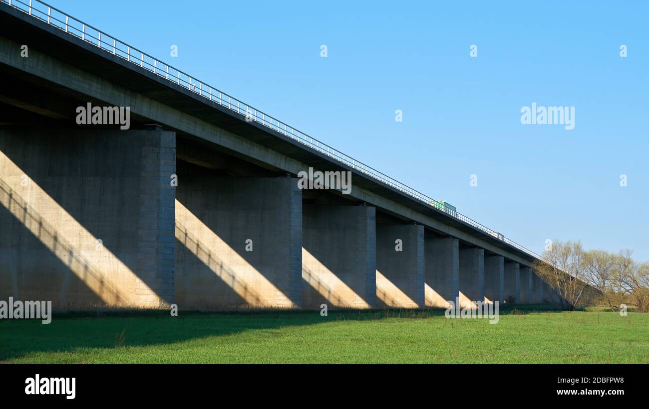Brücke auf der Autobahn A2 zwischen Hohenwarthe und Magdeburg in Deutschland Stockfoto