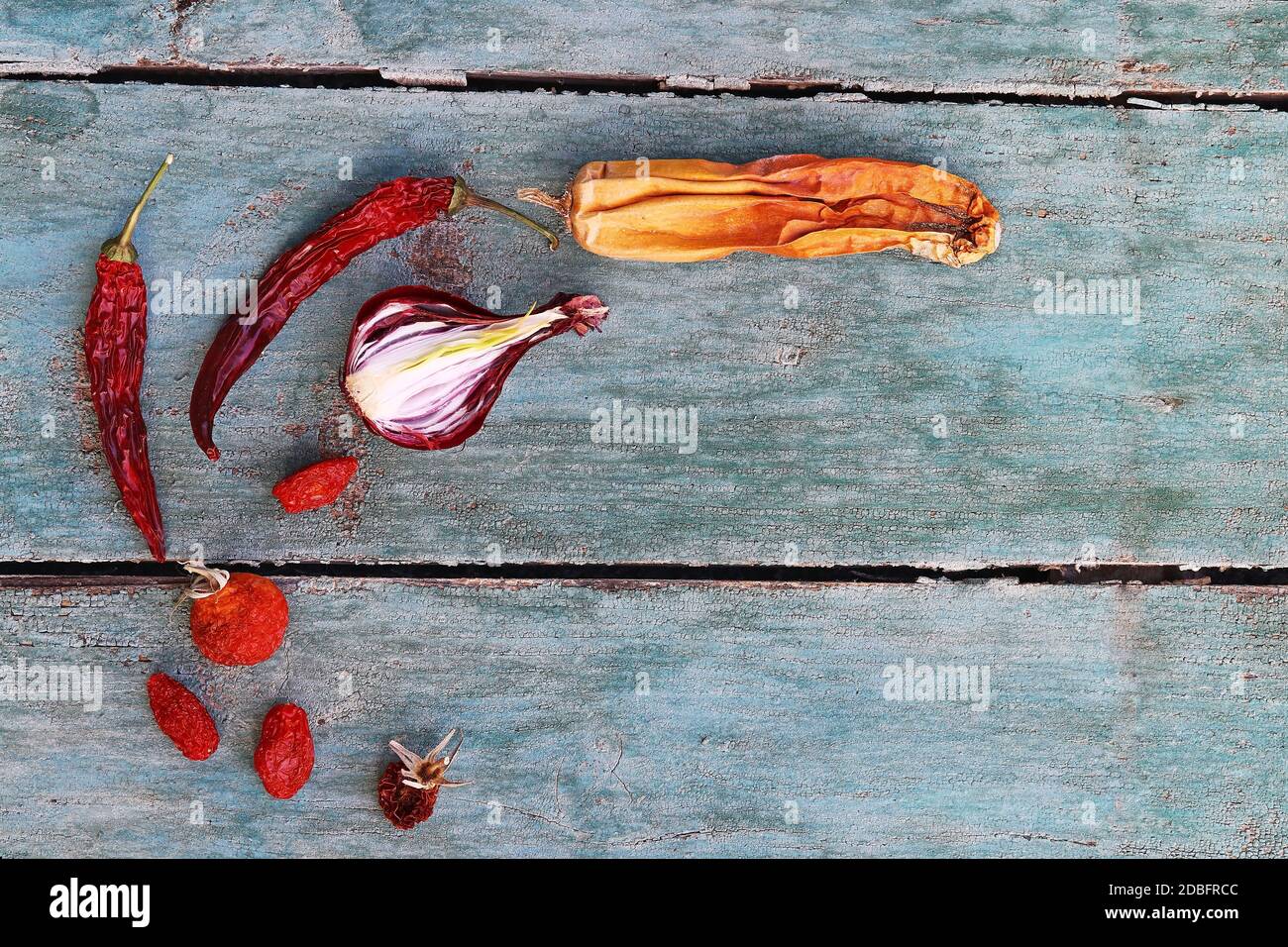 Alt ausgetrocknet, verdorbenes Gemüse, Zwiebeln, Tomaten, Chili, Zucchini Stockfoto