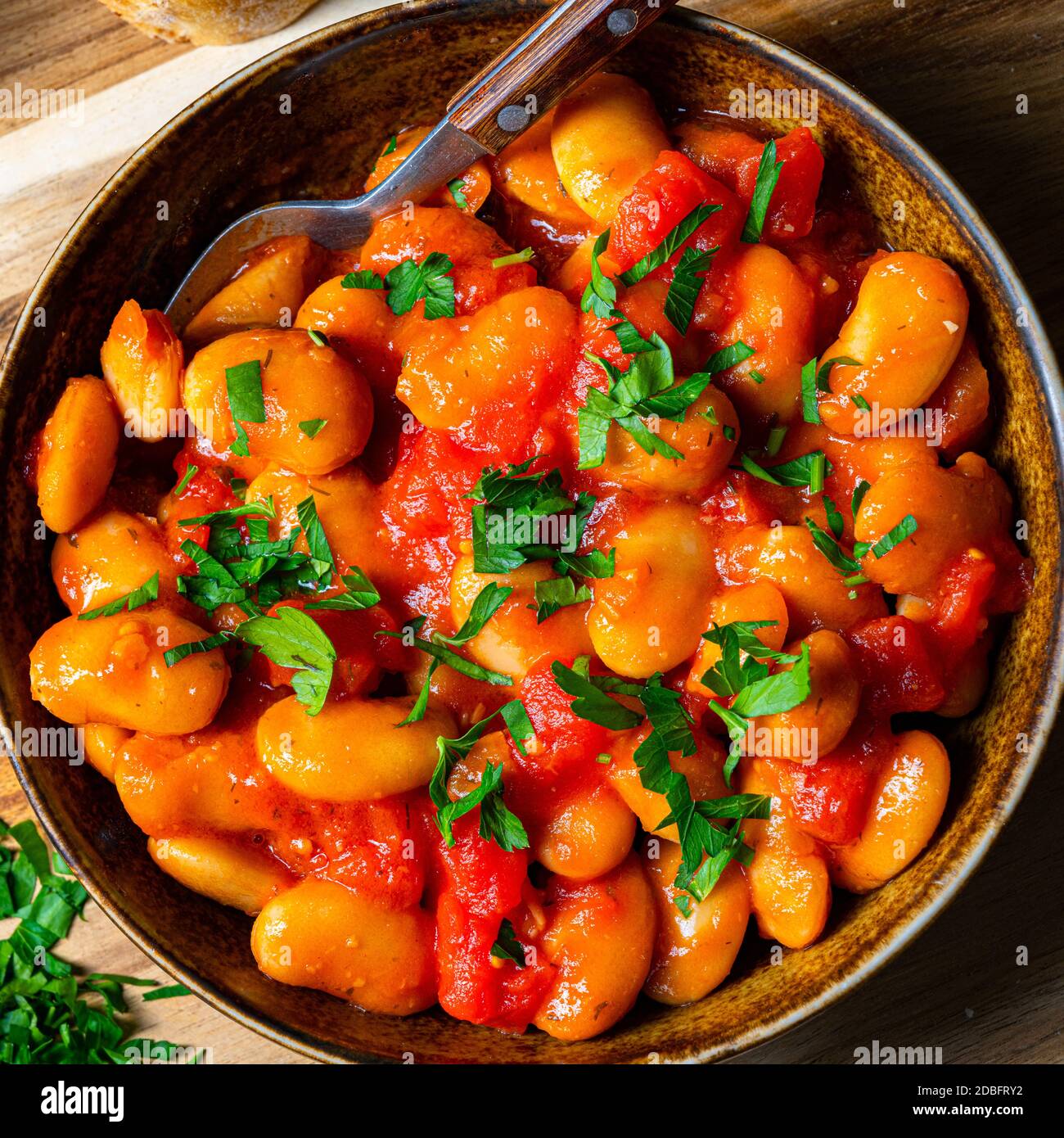 Rustikale Riesenbohnen mit frischer Tomatensauce Stockfoto