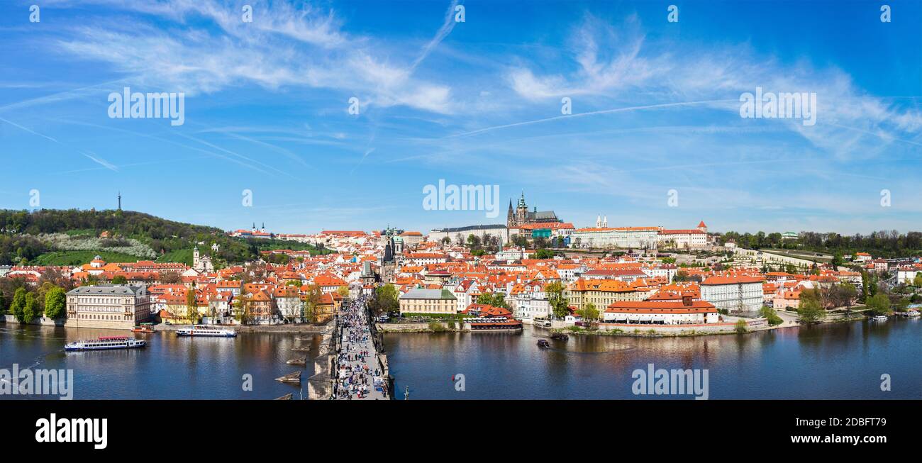 Panorama von Prag: Mala Strana, Karlsbrücke und Prager Burg von der Altstadt Brücke Turm über Moldau. Prag, Tschechische Republik Stockfoto