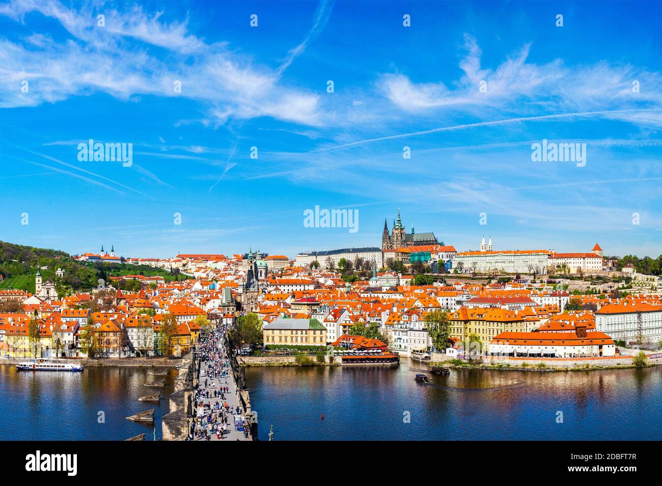 Prag: Mala Strana, Karlsbrücke und Prager Burg Blick vom Altstädter Brückenturm über die Moldau bei Tag. Prag, Tschechische Republik Stockfoto