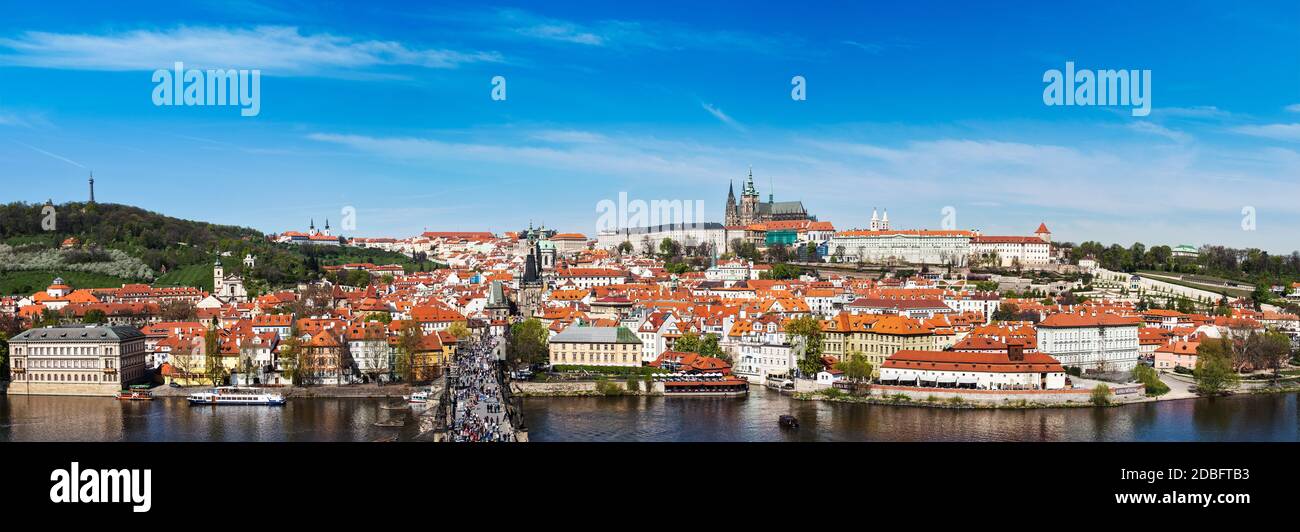 Panorama von Prag: Mala Strana, Karlsbrücke und Prager Burg von der Altstadt Brücke Turm über Moldau. Prag, Tschechische Republik Stockfoto