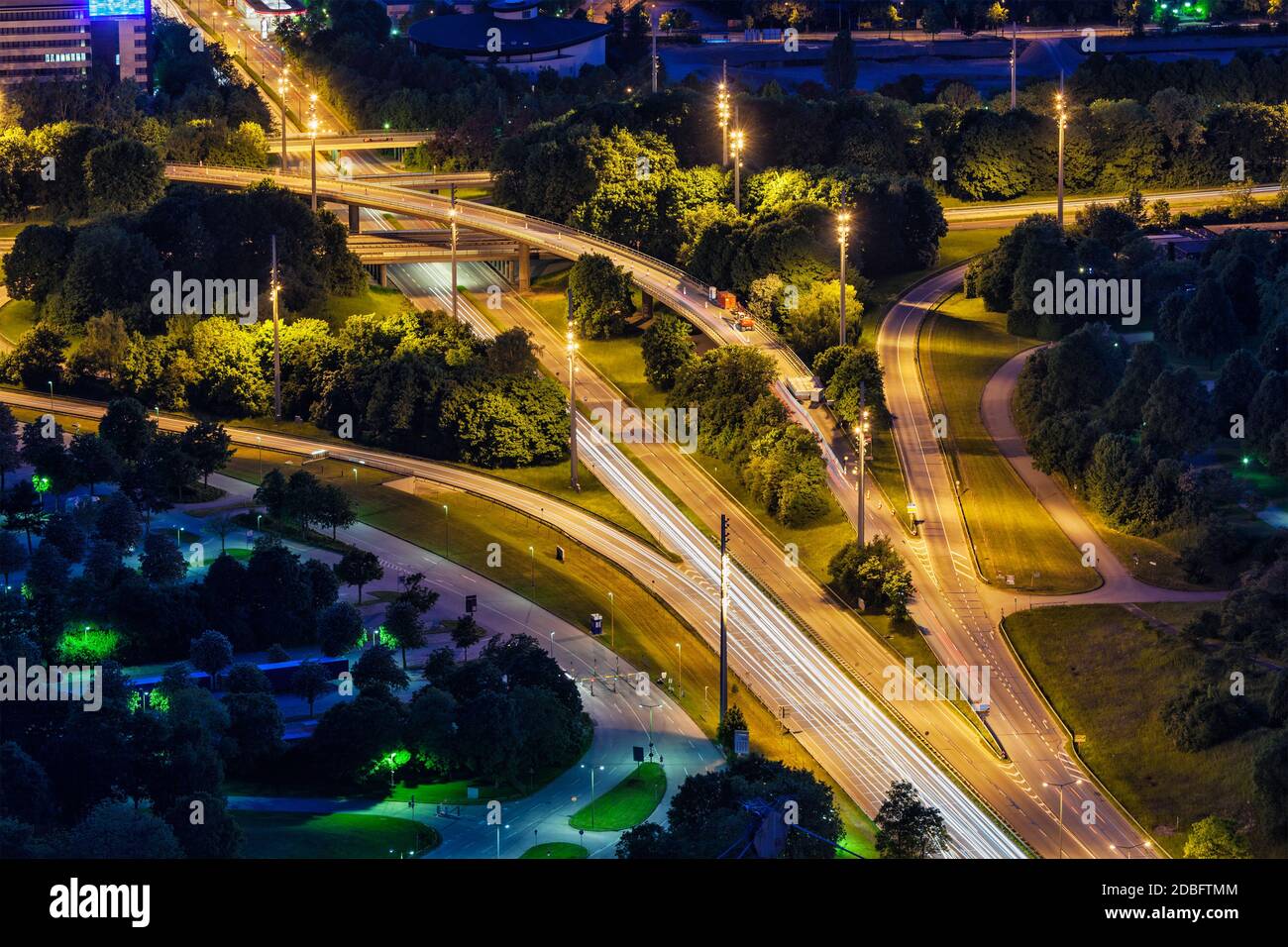 Erhöhter Blick auf die deutsche Autobahn bei Nacht. München, Bayern, Deutschland, Stockfoto