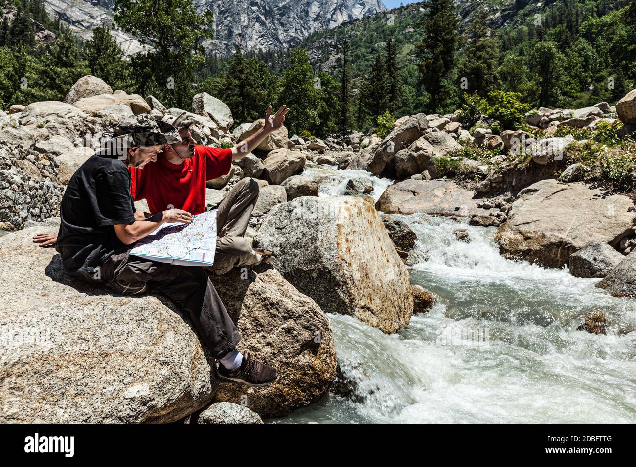 Wanderer Wanderer lesen eine Wanderkarte auf Wanderung im Himalaya-Gebirge. Himachal Pradesh, Indien Stockfoto