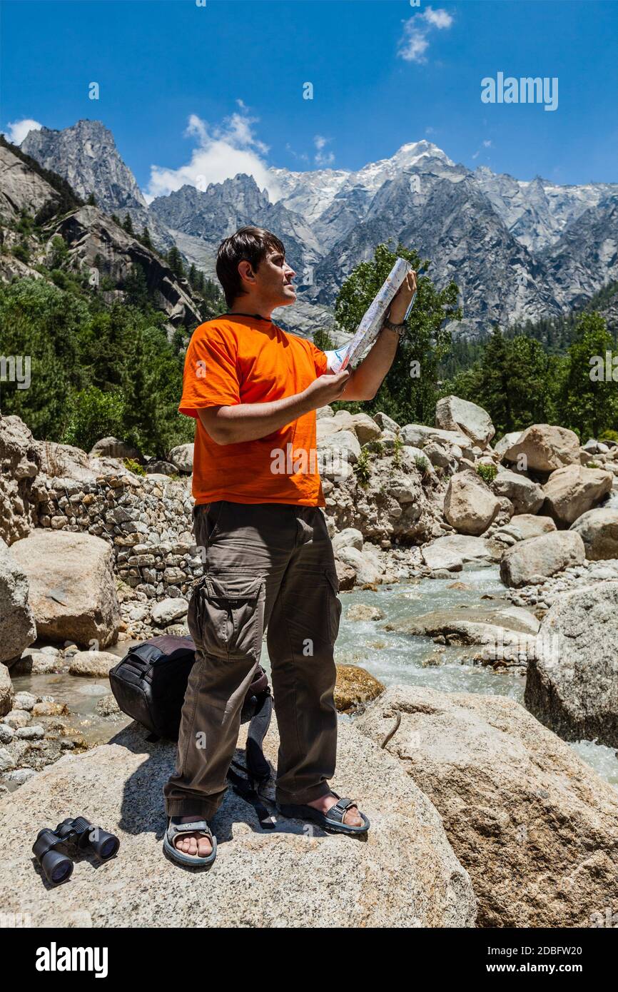 Wanderer Trekker Studium Karte Route auf Trek in Himalaya Berge. Himachal Pradesh, Indien Stockfoto