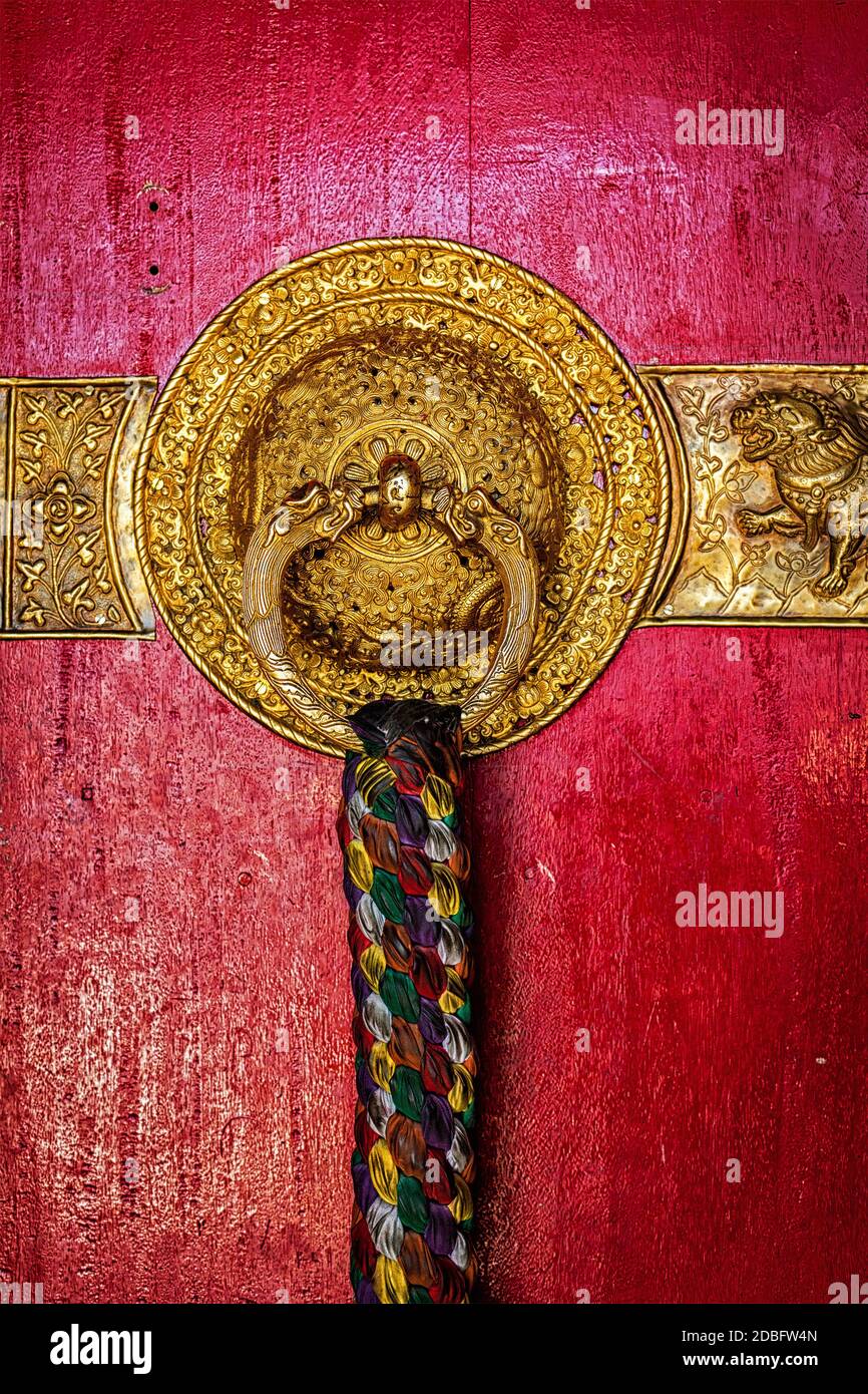 Dekoriert Türgriffe von Kee Gompa tibetischen buddhistischen Kloster. KI, Spiti Valley, Himachal Pradesh, Indien Stockfoto