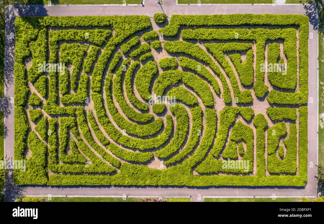 Luftaufnahme des Labyrinths in einem Park von oben gesehen Von oben nach unten Stockfoto