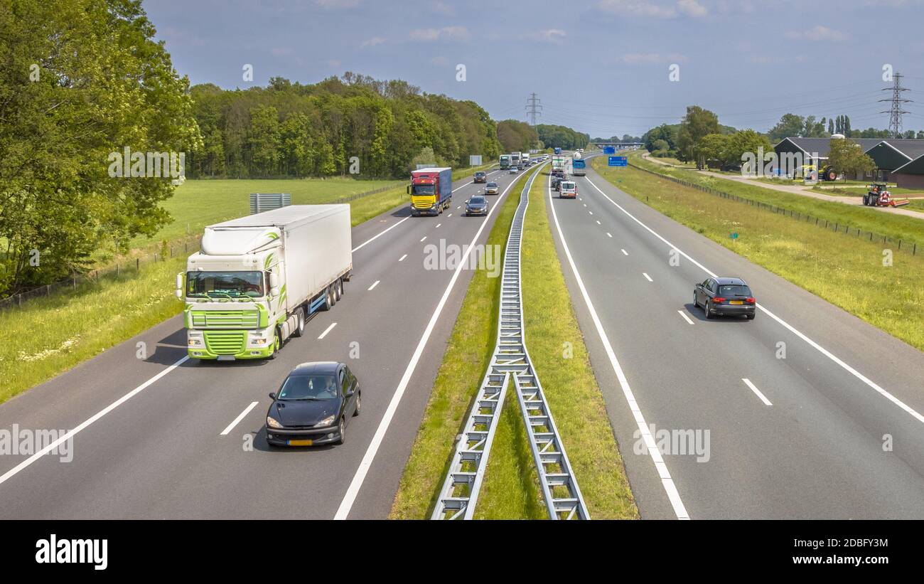 Autoverkehr auf der Autobahn A1 von oben gesehen. Dies ist eine der Bussiest Autobahnen in den Niederlanden Stockfoto